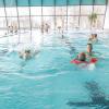 Badegäste schwimmen im Hallenbad in Buchloe im Kreis Ostallgäu: 985 Hallen- und Freibäder gibt es in Bayern. Viele starten in diesen Tagen in die Saison. Besucher müssen sich oft für Zeitfenster anmelden und Hygieneregeln beachten. 