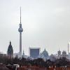 Der Fernsehturm ist ein Wahrzeichen von Berlin.