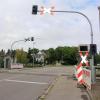 Wegen Bauarbeiten ist in Krumbach der Bahnübergang an der Nattenhauser Straße gesperrt. Zu sehen ist bereits oben das neue Andreaskreuz mit Lichtzeichenanlage und rechts die Halterung für die neue Fußgänger-Halbschranke.