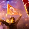 Anhänger der Oppositionspartei CHP feiern in Istanbul die Bekanntgabe, dass ihr Kandidat in der Millionenmetropole am Bosporus vorne liegt. 	 	