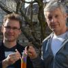 Wirtschaftsreferent Manuel Schuster (links) und Breitbandpate Günter Lauter mit einem Muster eines Glasfaser-Kabelstrangs.  
