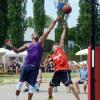 Spannung unter den Körben: Drei gegen Drei hieß es bei der Stadtmeisterschaft im Streetball. Neun Teams bei den Erwachsenen und drei Jugendmannschaften nahmen an der vom TSV Neuburg organisierten Veranstaltung teil.  	