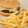 Lecker, aber viel zu fettig: Wer zu oft Burger und Fritten isst, schädigt seine Leber.