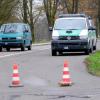An diesem Parkplatz am Lutzenberger See nahe Günzburg legten im November 2017 ein heute 32-Jähriger sowie eine 30-Jährige die Leiche ihres Freundes ab. Damals suchte die Polizei vor Ort nach möglichen Spuren. 