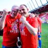 Heidenheims Vorstandsvorsitzender Holger Sanwald (l) und Trainer Frank Schmidt feiern den Aufstieg in die Bundesliga.