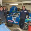 Der Balgheimer Nico Berndorfer (Mitte) errang 2017 den deutschen Meistertitel in der Jugendklasse der Autocross-Tourenwagen. Sein Zwillingsbruder Jens (rechts) sowie Patrick Heider (links) gehören zu dem Balgheimer Team, das ihn aufbaute und unterstützte. 