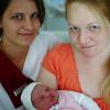 Tatjana Gross aus Senden mit ihrem Baby Kristina und Hebame Diana Frosch. 
