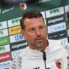 Bei den Pressekonferenzen in der WWK-Arena steht immer einer Sponsorenwand hinter Trainer Markus Weinzierl. Die wichtigen Exklusivpartner des FC Augsburg sind darauf zu finden.