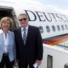 Bundespräsident Joachim Gauck und seine Lebensgefährtin Daniela Schadt besteigen am Pfingstmontag auf dem Flughafen Tegel in Berlin die Maschine der Flugbereitschaft, um nach Israel zu fliegen. 