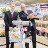 Rewe-Marktleiter Stephan Höcherl (links) und Rewe-Bezirksmanager Roland Kern freuen sich über die neuen Räumlichkeiten in Untermeitingen. 