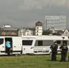 Ein Wohnwagen-Gespann der irischen Traveller-Bewegung steht in Düsseldorf auf der Rheinwiese.