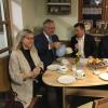 Keine Panik wegen Corona: Bayerns Innenminister Joachim Hermann (Mitte) bei seinem Besuch im Dorfladen Kellmünz mit Beate Merk und Bürgermeister Michael Obst.  	 	