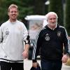 DFB-Sportdirektor Rudi Völler (r) und Bundestrainer Julian Nagelsmann.