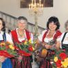 Die „Schwäbische Nachtigall“ verlieh Bezirkstagspräsident Jürgen Reichert (links) beim Festakt im Kloster Irsee an (von links) Irene Gehring, Maria Eisenwinter, Erna Dirschinger und Katharina Pemsl. Christoph Lambertz (Beratungsstelle für Volksmusik des Bezirks Schwaben, rechts) hielt die Laudatio.  