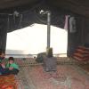 Mohammed und seine Familie pflegen ihr Zelt wie ein Wohnzimmer. Doch die Kälte vertreiben auch dicke Teppiche nicht.  	