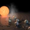 Astronomen haben sieben erdähnliche Planeten beim Roten Zwergstern in unserer kosmischen Nachbarschaft aufgespürt. So könnte das Planetensystem aussehen.