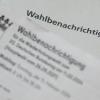 Eine Wahlbenachrichtigung für die Wahlwiederholung für die Bundestagswahl im Jahr 2021 in Berlin liegt auf einem Tisch.