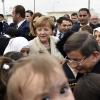 Im dichten Gedränge: Bundeskanzlerin Angela Merkel und der türkische Ministerpräsident Ahmet Davutoglu besuchen das Flüchtlingslager Nizip I.
