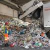 Einen Tag lang sammeln, ein Mal abkippen: Im Augsburger Norden entlädt das Müllauto der Firma Remondis 5,9 Tonnen Verpackungsmüll.