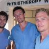 Medizinstudent Simon Scheiblhuber (Mitte) hat zusammen mit Freunden eine Ebola-Isolationsstation in Sierra Leone aufgebaut.