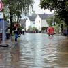 Die Luitpoldstraße in Friedberg stand unter Wasser. Die Ach war über die Ufer getreten. 	