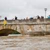 Blick auf Steinerne Brücke und die durch Hochwasser gestiegene Donau in Regensburg (Bayern). 