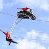 Die Geschwister Weisheit zeigen auf dem Augsburger Herbstplärrer 2023 auf Motorrädern akrobatische Höchstleistung in luftiger Höhe.