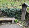 Da sie keinerlei Aufschrift trägt, kennen die meisten die Herkunft der kleinen, mit einer Sitzbank ausgestatteten Gedenkstätte in Kettershausen nicht.