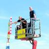Miterbauer Karsten Niebuhr und Rolf Mayr maßen die Spitze des Turms ab. 