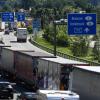 Durch Blockabfertigung regelt Österreich den Verkehr an der Grenze. Nun will Tirol noch etwas gegen den Transitverkehr tun und Lastwagen verbieten, zum Tanken die Autobahn zu verlassen.