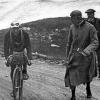 Schon in der Frühzeit der Tour de France mussten sich die Fahrer über den Col du Galibier quälen. Unser Bild wird auf das Jahr 1913 datiert. Dieses Jahr müssen die Profis sogar zweimal über den Berg.  