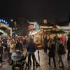 Der Christkindlmarkt am Vorplatz vor dem Stadttheater ist der größte Weihnachtsmarkt in Ingolstadt. Gerade an den Wochenenden wird es abends sehr voll.