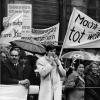 Woher diese Demonstranten gegen die Kreisreform vor der Staatskanzlei in München Ende 1971 kamen, ist nicht überliefert. Es war einer von vielen Protesten zu dieser Zeit. Von der legendären Demo der rund 100 Aichacher, die bei der Regierung von Oberbayern aufgefahren waren, gibt es kein Foto. Von der Lederhose am Landratsamt übrigens auch nicht.