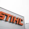 Das Stihl-Logo ist an einem Werk des Motorsägenherstellers zu sehen.