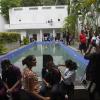 Regierungsgegner am Swimmingpool des Präsidentenpalastes in Colombo. Der Hausherr Rajapaksa hat sich auf die Malediven abgesetzt. 