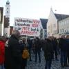 Phasenweise haben nach Schätzungen der Polizei am Samstagnachmittag bis zu 2200 Menschen auf dem Aichacher Stadtplatz für Demokratie und Freiheit demonstriert.