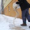 Wer muss dafür sorgen, dass vor der eigenen Haustür bei Schnee und Eis gestreut und geräumt wird? In Türkheim bleibt es dabei: Das müssen die Bürger selbst machen. (Symbolfoto)