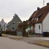 Typische Siedlerhäuser prägen das Bild der Herbststraße; nördlich von ihr plant die Stadt ein Neubaugebiet.  