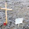 Ein kleines Holzkreuz und ein Kinderbild erinnern noch an die Eiche in Deubach, die jetzt innerhalb von zwei Stunden gefällt wurde. 
