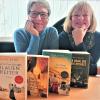 Büchereileiterin Petra Scola (rechts) freut sich auf die Autorenlesungen, die durch die Vermittlung von Angela Eßer (links) zustande kamen.