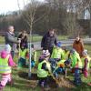 Die Kinder pflanzten einen Wildpflaumenbaum. Unterstützt wurden sie durch (von links) Bürgermeister Erwin Haider, Kita-Leiterin Andrea Irmer und Landrat Hans Reichhart.