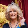 Ein Studiokünstler gibt einer neuen Wachsfigur der britischen Königsgemahlin Camilla bei Madame Tussauds den letzten Schliff.