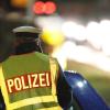 Polizisten haben von einem Autofahrer in Oberschönegg eine Sicherheitsleistung verlangt, weil er ohne Genehmigung zwei Personen gegen Bezahlung mitgenommen hatte.    