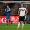 Mats Hummels (r) und Torwart Manuel Neuer stehen nach der Niederlage gegen die Niederlanden enttäuscht auf dem Platz.