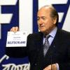 FIFA-Präsident Joseph Blatter gibt bei der Vergabe der Fußball-Weltmeisterschaft 2006 in Zürich bekannt, dass Deutschland die WM ausrichten wird.