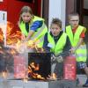 Wasser marsch! Björn, Sebastian, Ben und Nisa (von links) bei der Feuerlöscher-Übung der Kinderfeuerwehr in Rain am Lech. Sie zählt mit ihren 20 Mitgliedern zu einer der größten in Schwaben.