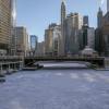 Eine Eisschicht bedeckt den Chicago River. Millionen Menschen im Mittleren Westen der USA müssen sich auf eine Kältewelle mit Temperaturen von minus 34 Grad Celsius und einstellen.