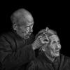 Seit 70 Jahren lebt dieses Paar in China schon zusammen – und jeden Tag kämmt der Ehemann zärtlich das Haar seiner Frau. 