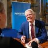 Ex-Bundespräsident Joachim Gauck stellte sich am Mittwochabend im Kleinen Goldenen Saal in Augsburg den Fragen von Chefredakteurin Andrea Kümpfbeck und Chefredakteur Peter Müller.