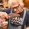 Hubert Baum röstet in Augsburg Kaffeebohnen. Für einen guten Geschmack kommt es die richtige Mischung von Bohnen an, auf die Mahlung des Kaffees und natürlich die Maschine. 